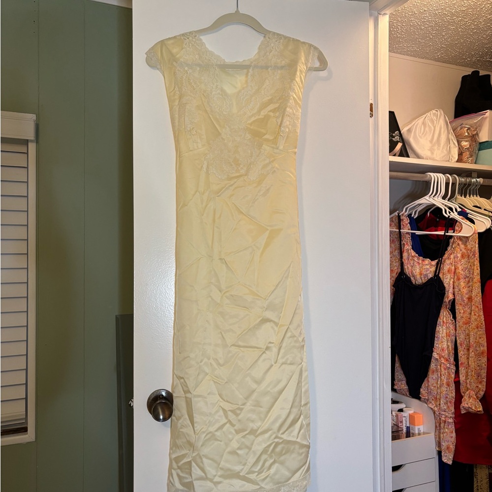 Elegant Cream Lace-Trim Evening Dress